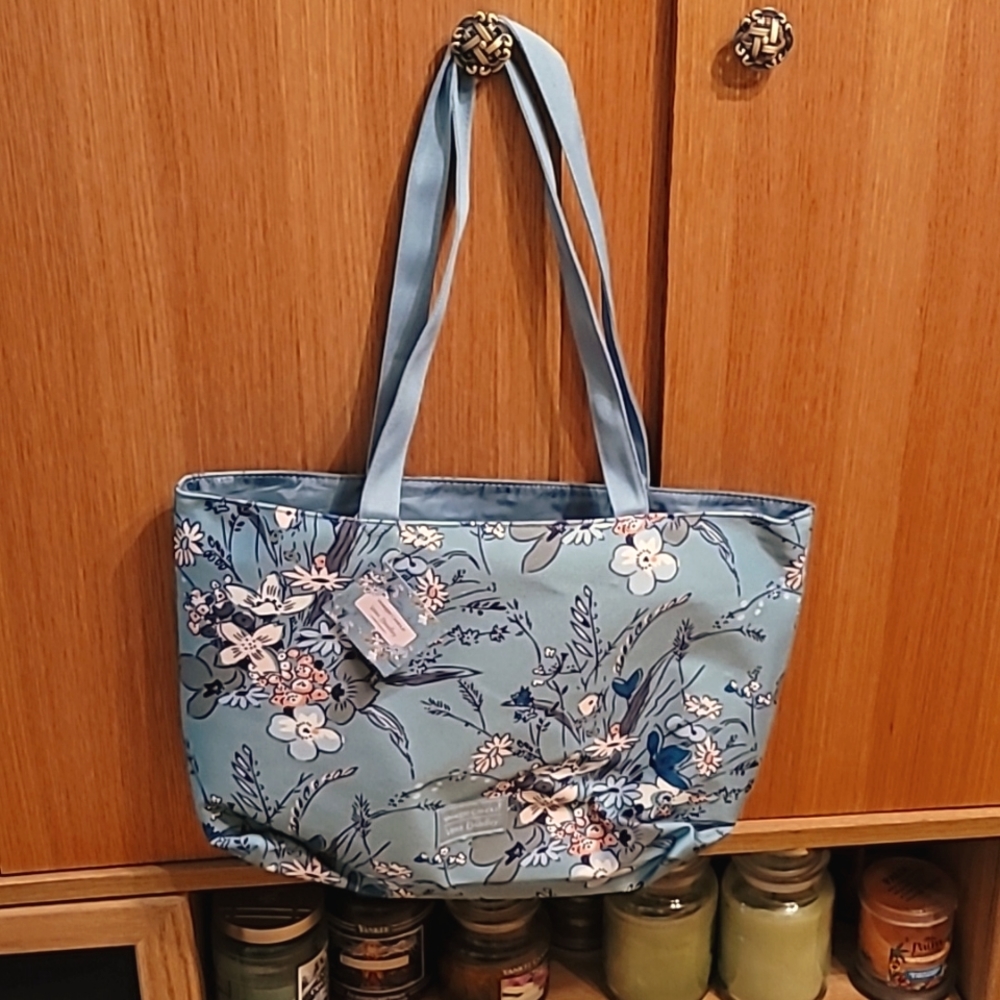 A Vera Bradley shoulder bag.